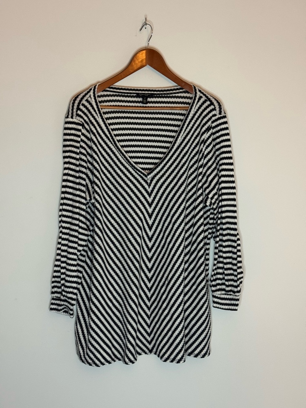 Jessica Simpson Black & White Chevron V-Neck Tunic